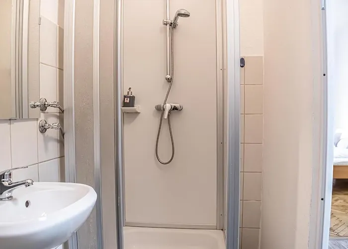 Апартаменти Comfy 2br For Up To 6p, Near Wiener Stadthalle *